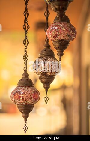 Plan vertical de lanternes de verre de couleur turque Banque D'Images