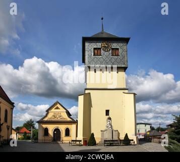 Kaplica Czaszek - Chapelle du crâne et clocher de l'église Sainte Bartholomée dans le quartier de Czermna à Kudowa-Zdroj. Pologne Banque D'Images