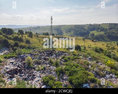 Stockage illégal de déchets ménagers solides, de bouteilles en plastique et de sacs à ordures. Pollution terrestre vue aérienne du dessus Banque D'Images