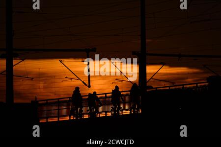 Dresde, Allemagne. 29 septembre 2020. Les cyclistes traversent le pont de Marienbrücke le soir avant que le ciel ne soit coloré par le soleil couchant. Credit: Robert Michael/dpa-Zentralbild/ZB/dpa/Alay Live News Banque D'Images