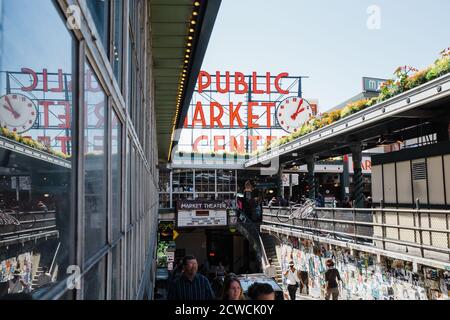 SEATTLE, ÉTATS-UNIS - 18 juillet 2018 : SEATTLE, WASHINGTON/États-Unis - 10 JUILLET 2018 : vue du public Market Center depuis une vitrine Banque D'Images
