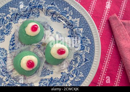 Pâtisserie sicilienne typique - prise du dessus de trois 'cassate mignon' (pâtisseries au massepain et à la ricotta) sur une assiette vintage décorée Banque D'Images