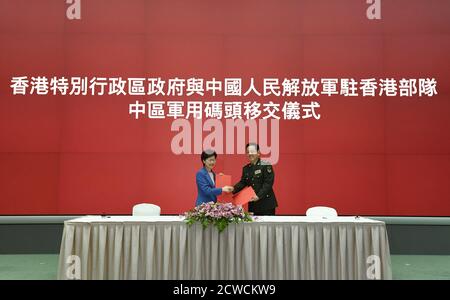 Hong Kong. 29 septembre 2020. Le chef de l'exécutif de la région administrative spéciale de Hong Kong (HKSAR), Carrie Lam, et le commandant de la garnison de l'Armée populaire de libération chinoise (APL) de la région administrative spéciale de Hong Kong (HKSAR), Chen Daoxiang, échangent le mémorandum sur la remise du quai militaire central à Hong Kong, dans le sud de la Chine, le 29 septembre 2020. Mardi, le gouvernement de la région administrative spéciale de Hong Kong a remis le quai militaire central à la garnison de l'APL dans la région administrative spéciale de Hong Kong. Credit: Xinhua/Alay Live News Banque D'Images