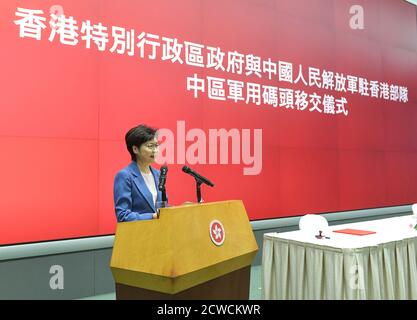 Hong Kong. 29 septembre 2020. Carrie Lam, chef de la direction de la région administrative spéciale de Hong Kong (HKSAR), prononce un discours lors de la cérémonie de remise du quai militaire central à Hong Kong, dans le sud de la Chine, le 29 septembre 2020. Le gouvernement de la région de Hong Kong a remis mardi le quai militaire central à la garnison de l'Armée populaire de libération chinoise (ALP) dans la région de Hong Kong. Credit: Xinhua/Alay Live News Banque D'Images