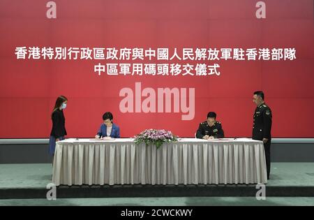 Hong Kong. 29 septembre 2020. Le chef de l'exécutif de la région administrative spéciale de Hong Kong (HKSAR), Carrie Lam, et le commandant de la garnison de l'Armée populaire de libération chinoise (APL) de la région administrative spéciale de Hong Kong, Chen Daoxiang, signent le mémorandum sur la remise du quai militaire central à Hong Kong, dans le sud de la Chine, le 29 septembre 2020. Mardi, le gouvernement de la région administrative spéciale de Hong Kong a remis le quai militaire central à la garnison de l'APL dans la région administrative spéciale de Hong Kong. Credit: Xinhua/Alay Live News Banque D'Images
