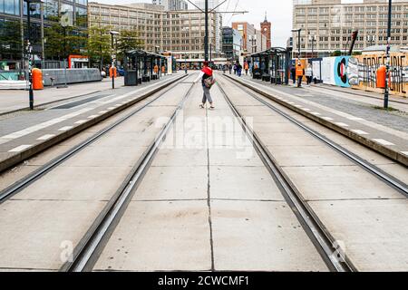 Berlin, Allemagne. 29 septembre 2020. Un piéton traverse des rails de tramway à Berlin, capitale de l'Allemagne, le 29 septembre 2020. Les transports en commun de Berlin, notamment les bus, métros et tramways, ont été interrompus mardi à 3 h 00 en raison d'une grève d'avertissement organisée dans le cadre d'un conflit sur les conditions de travail et les salaires. Crédit: Binh Truong/Xinhua/Alay Live News Banque D'Images