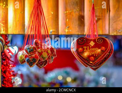 Belgrade / Serbie - 15 décembre 2019 : bonbons et souvenirs dans un marché de Noël de Belgrade dans la rue piétonne Knez Mihailova à Belgrade, Serbie Banque D'Images