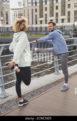 Jeune couple debout sur le pont et s'entraîner pendant les sports formation en ville Banque D'Images