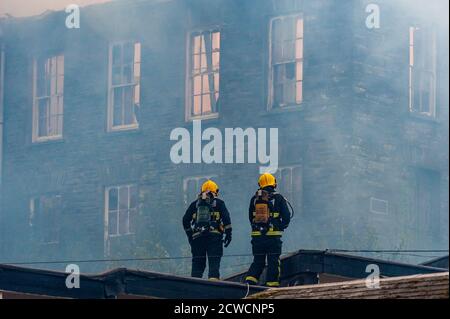 Skibbereen, West Cork, Irlande. 29 septembre 2020. Les pompiers des stations de West Cork sont en train de faire feu dans l'ancien couvent de Skibbereen ce soir, l'alarme a été déclenchée juste après 16h cet après-midi. Des équipes de Gardai et d'Ambulance sont également présentes. L'incendie survient après que le Conseil du comté de Cork a accordé la semaine dernière l'autorisation de planification pour le réaménagement de 10 millions d'euros du site. Crédit : AG News/Alay Live News Banque D'Images