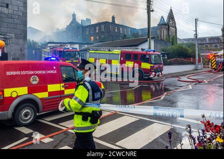 Skibbereen, West Cork, Irlande. 29 septembre 2020. Les pompiers des stations de West Cork sont en train de faire feu dans l'ancien couvent de Skibbereen ce soir, l'alarme a été déclenchée juste après 16h cet après-midi. Des équipes de Gardai et d'Ambulance sont également présentes. L'incendie survient après que le Conseil du comté de Cork a accordé la semaine dernière l'autorisation de planification pour le réaménagement de 10 millions d'euros du site. Crédit : AG News/Alay Live News Banque D'Images