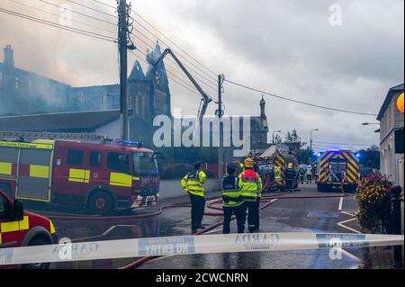 Skibbereen, West Cork, Irlande. 29 septembre 2020. Les pompiers des stations de West Cork sont en train de faire feu dans l'ancien couvent de Skibbereen ce soir, l'alarme a été déclenchée juste après 16h cet après-midi. Des équipes de Gardai et d'Ambulance sont également présentes. L'incendie survient après que le Conseil du comté de Cork a accordé la semaine dernière l'autorisation de planification pour le réaménagement de 10 millions d'euros du site. Crédit : AG News/Alay Live News Banque D'Images