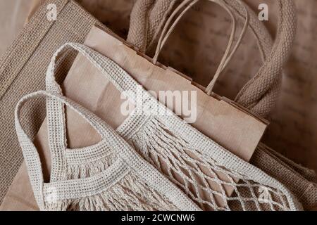 Divers types de sacs de produits écologiques. Sacs d'épicerie réutilisables en papier, toile à ébavurer et maille, zéro déchet, concept sans plastique. Banque D'Images