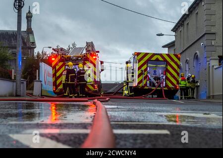 Skibbereen, West Cork, Irlande. 29 septembre 2020. Les pompiers des stations de West Cork sont en train de faire feu dans l'ancien couvent de Skibbereen ce soir, l'alarme a été déclenchée juste après 16h cet après-midi. Des équipes de Gardai et d'Ambulance sont également présentes. L'incendie survient après que le Conseil du comté de Cork a accordé la semaine dernière l'autorisation de planification pour le réaménagement de 10 millions d'euros du site. Crédit : AG News/Alay Live News Banque D'Images