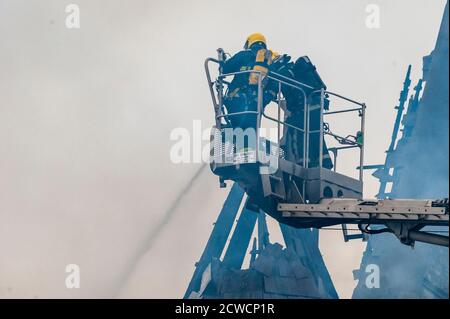 Skibbereen, West Cork, Irlande. 29 septembre 2020. Les pompiers des stations de West Cork sont en train de faire feu dans l'ancien couvent de Skibbereen ce soir, l'alarme a été déclenchée juste après 16h cet après-midi. Des équipes de Gardai et d'Ambulance sont également présentes. L'incendie survient après que le Conseil du comté de Cork a accordé la semaine dernière l'autorisation de planification pour le réaménagement de 10 millions d'euros du site. Crédit : AG News/Alay Live News Banque D'Images