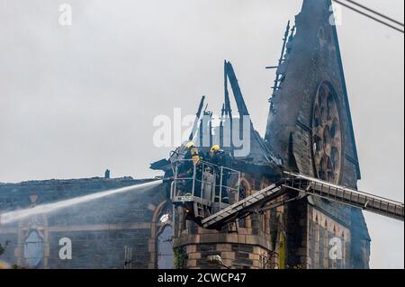 Skibbereen, West Cork, Irlande. 29 septembre 2020. Les pompiers des stations de West Cork sont en train de faire feu dans l'ancien couvent de Skibbereen ce soir, l'alarme a été déclenchée juste après 16h cet après-midi. Des équipes de Gardai et d'Ambulance sont également présentes. L'incendie survient après que le Conseil du comté de Cork a accordé la semaine dernière l'autorisation de planification pour le réaménagement de 10 millions d'euros du site. Crédit : AG News/Alay Live News Banque D'Images