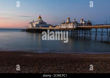 Angleterre, East Sussex, Eastbourne, Eastbourne Beach et Pier Banque D'Images
