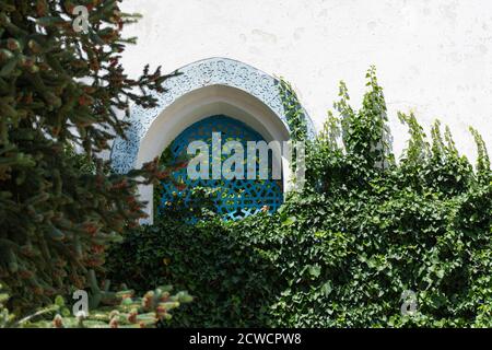 Palais Dulber Yalta Crimée 16 juin 2019. Vue sur l'arche près du bâtiment principal. Bâtiment blanc neige au décor bleu oriental. Centre de santé à Orie Banque D'Images