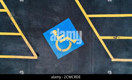Vue aérienne d'une place de stationnement pour handicapés Banque D'Images