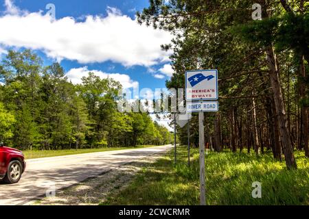 Panneau pour la route panoramique de la rivière dans la forêt nationale de Huron Manistee. La route pittoresque serpente à travers la forêt du nord du Michigan. Banque D'Images