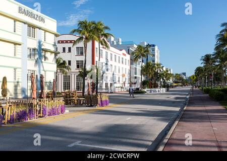 Une matinée paisible sur Ocean Drive sans voiture, à Miami Beach, Floride, États-Unis Banque D'Images