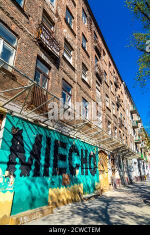 Bâtiment à la baisse avec graffiti sur la rue Wileńska dans le quartier de Praga à Varsovie, Pologne Banque D'Images