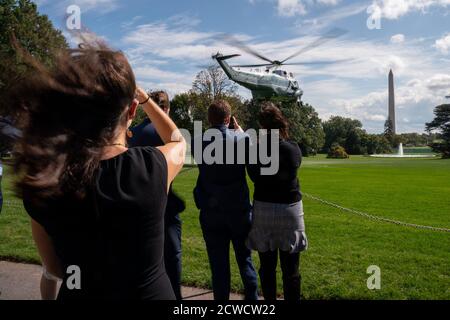 Washington, États-Unis. 29 septembre 2020. Les gens regardent Marine One départir de la pelouse du Sud avec le président des États-Unis Donald Trump et la première dame Melania à bord à la Maison Blanche à Washington, DC, le mardi 29 septembre 2020. Trump voyage pour participer au premier débat présidentiel contre l'ancien vice-président Joe Biden à Cleveland, Ohio. Photo de Ken Cedeno/UPI crédit: UPI/Alay Live News Banque D'Images