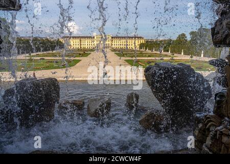 Blick durch den Neptunbrunnen auf Park und Schloss Schönbrunn, UNESCO Welterbe à Wien, Österreich, Europa | vue à travers la fontaine Neptune à SC Banque D'Images