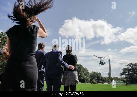 Washington, États-Unis. 29 septembre 2020. Les gens regardent Marine One départir de la pelouse du Sud avec le président des États-Unis Donald Trump et la première dame Melania à bord à la Maison Blanche à Washington, DC, le mardi 29 septembre 2020. Trump voyage pour participer au premier débat présidentiel contre l'ancien vice-président Joe Biden à Cleveland, Ohio. Photo de Ken Cedeno/UPI crédit: UPI/Alay Live News Banque D'Images