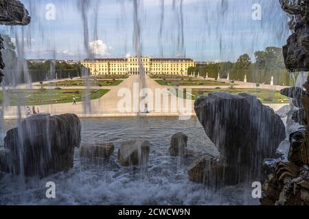 Blick durch den Neptunbrunnen auf Park und Schloss Schönbrunn, UNESCO Welterbe à Wien, Österreich, Europa | vue à travers la fontaine Neptune à SC Banque D'Images