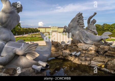 Blick durch den Neptunbrunnen auf Park und Schloss Schönbrunn, UNESCO Welterbe à Wien, Österreich, Europa | vue à travers la fontaine Neptune à SC Banque D'Images