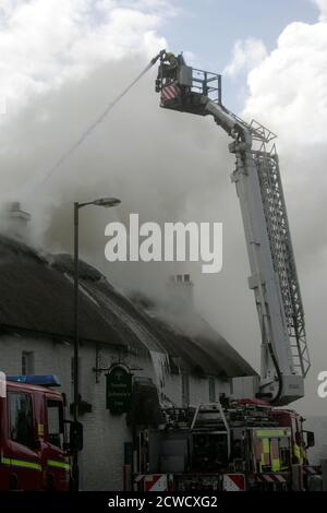 Kirkoswald, Ayrshire, Écosse, Royaume-Uni, 18 avril 2012. Le restaurant local Suter Johnnies Inn a pris feu dans la zone de toit de chaume qui a rapidement pris le dessus et a détruit le bâtiment.les pompiers sur une plate-forme aérodynamique s'attaquent à l'incendie Banque D'Images