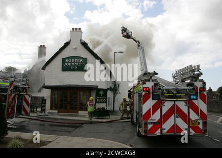 Kirkoswald, Ayrshire, Écosse, Royaume-Uni, 18 avril 2012. Le restaurant local Suter Johnnies Inn a pris feu dans la zone de toit de chaume qui a rapidement pris le dessus et a détruit le bâtiment.les pompiers sur une plate-forme aérodynamique s'attaquent à l'incendie Banque D'Images