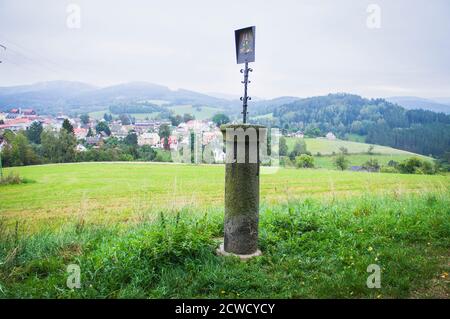 Le pilori de pierre, originalement placé devant l'église de Saint-Margaret, vers 1800 s'est déplacé à la colline de Gallaws et transformé en un sanctuaire de voie, Banque D'Images