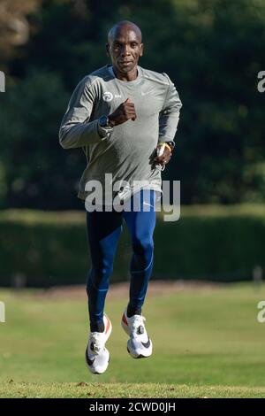 Le Kenya Eliud Kipchoge s'entraîne dans le parc de l'hôtel officiel [lieu non divulgué] et la bulle de biosecure pour le marathon de Londres Virgin Money de 2020, une élite historique, le dimanche 4 octobre. La 40e course aura lieu sur un circuit en boucle fermée autour du parc St James's dans le centre de Londres. Banque D'Images