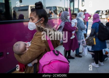 Lavrio, Grèce. 29 septembre 2020. Une femme attend un bus dans le port de Lavrio, près d'Athènes. Les autorités grecques ont déplacé environ 1000 migrants, principalement des familles et des réfugiés reconnus, vers le continent pour améliorer les conditions de vie dans les camps d'îles surpeuplés. Credit: Socrates Baltagiannis/dpa/Alay Live News Banque D'Images