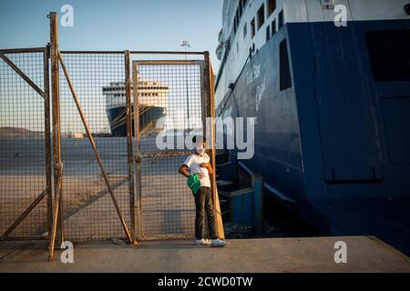 Lavrio, Grèce. 29 septembre 2020. Un petit garçon est debout dans le port de Lavrio près d'Athènes. Les autorités grecques ont déplacé environ 1000 migrants, principalement des familles et des réfugiés reconnus, vers le continent pour améliorer les conditions de vie dans les camps d'îles surpeuplés. Credit: Socrates Baltagiannis/dpa/Alay Live News Banque D'Images