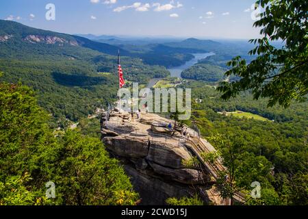 Lac Lure, Caroline du Nord, États-Unis - 21 septembre 2014 : le sommet de Chimney Rock surplombant le lac Lure et les montagnes Appalaches environnantes. Banque D'Images