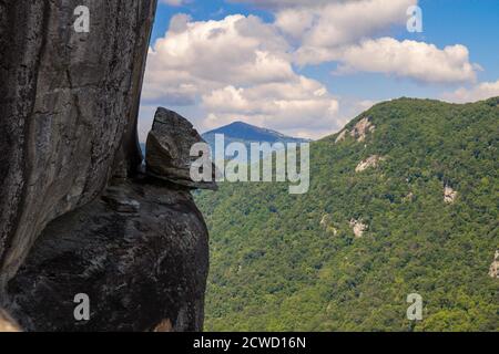 Devils Head rocher sur le bord d'une falaise abrupte au parc national de Chimney Rock dans les Appalaches de Caroline du Nord. Banque D'Images