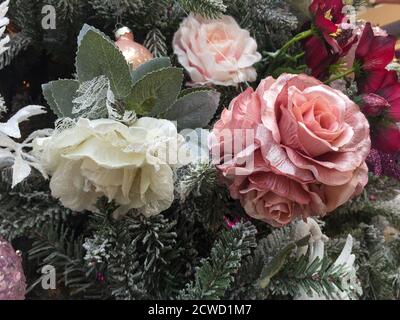 Décorations roses et blanches sur l'arbre de Noël. Banque D'Images