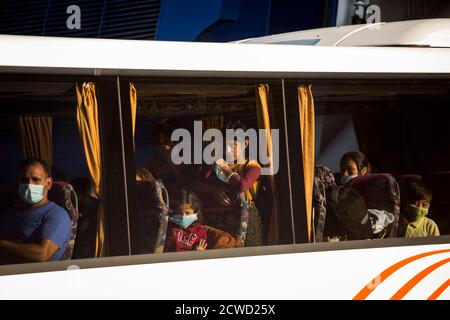 Lavrio, Grèce. 29 septembre 2020. Les réfugiés s'assoient dans un bus dans le port de Lavrio, près d'Athènes. Les autorités grecques ont déplacé environ 1000 migrants, principalement des familles et des réfugiés reconnus, vers le continent pour améliorer les conditions de vie dans les camps d'îles surpeuplés. Credit: Socrates Baltagiannis/dpa/Alay Live News Banque D'Images