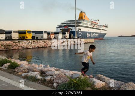 Lavrio, Grèce. 29 septembre 2020. Un petit garçon joue dans le port de Lavrio près d'Athènes. Les autorités grecques ont déplacé environ 1000 migrants, principalement des familles et des réfugiés reconnus, vers le continent pour améliorer les conditions de vie dans les camps d'îles surpeuplés. Credit: Socrates Baltagiannis/dpa/Alay Live News Banque D'Images