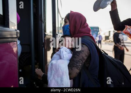 Lavrio, Grèce. 29 septembre 2020. Une femme prend un bus dans le port de Lavrio, près d'Athènes. Les autorités grecques ont déplacé environ 1000 migrants, principalement des familles et des réfugiés reconnus, vers le continent pour améliorer les conditions de vie dans les camps d'îles surpeuplés. Credit: Socrates Baltagiannis/dpa/Alay Live News Banque D'Images