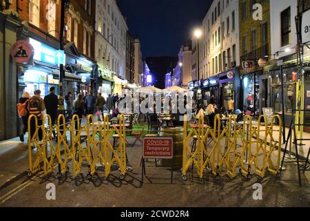 Un obstacle bloque la circulation sur Old Compton Street pour permettre des places temporaires dans les bars et les restaurants de Soho.des sections de Soho ont été bloquées pour la circulation afin de permettre des places temporaires en plein air dans les bars et les restaurants pendant la pandémie de Covid-19. Banque D'Images