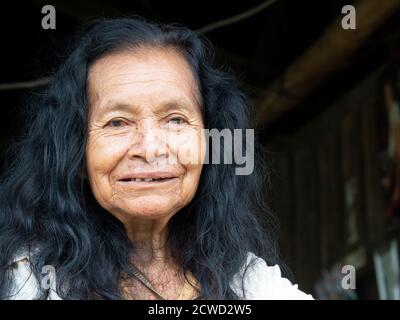 Ancienne femme du village d'Amazonas, bassin de l'Amazone, Loreto, Pérou. Banque D'Images