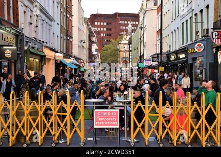 Londres, Royaume-Uni. 11 septembre 2020. Le bar et le restaurant extérieurs temporaires regorgeant de personnes à Soho.des sections de Soho ont été bloquées pour la circulation afin de permettre des places temporaires dans la rue extérieure pour les bars et les restaurants pendant la pandémie de Covid-19. Crédit : Vuk Valcic/SOPA Images/ZUMA Wire/Alay Live News Banque D'Images