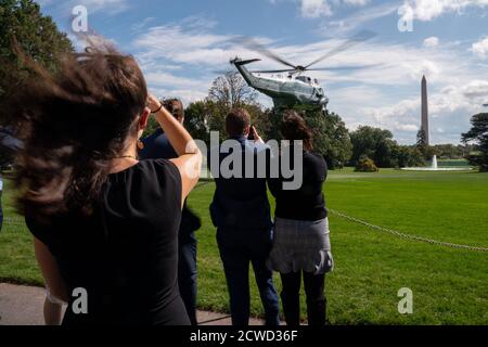 Les gens regardent Marine One départir de la pelouse du Sud avec le président des États-Unis Donald Trump et la première dame Melania à bord à la Maison Blanche à Washington, DC, le mardi 29 septembre 2020. Trump voyage pour participer au premier débat présidentiel contre l'ancien vice-président Joe Biden à Cleveland, Ohio. Crédit : Ken Cedeno/Pool via CNP/MediaPunch Banque D'Images