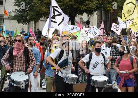 Londres, Royaume-Uni. 1er septembre 2020. Les manifestants qui portent des masques faciaux sont vus percuter et marcher pendant la manifestation de la rébellion d'extinction. Rébellion d'extinction les manifestants se sont emportés sur le terrain de la place du Parlement pour protester contre l'escalade de l'urgence climatique et pour exiger que le gouvernement agisse sur le changement climatique, l'élevage industriel et l'agriculture animale. Crédit : Vuk Valcic/SOPA Images/ZUMA Wire/Alay Live News Banque D'Images