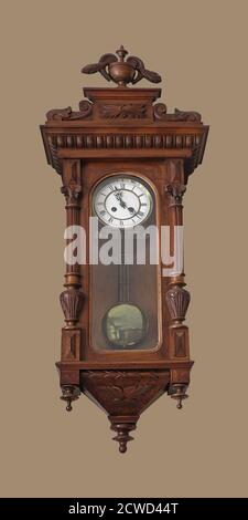 Horloge en bois brun vintage sur le mur intérieur Banque D'Images