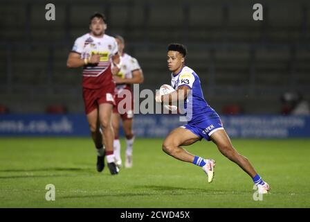 Le Regan Grace de St Helens (à droite) se met à marquer la troisième tentative du match de sa partie pendant le match de la Super League de Betfred au stade AJ Bell, à Salford. Banque D'Images