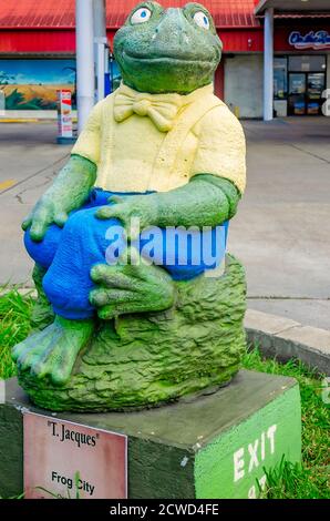 T. Jacques, une statue de grenouille, se trouve devant le Frog City Travel Centre, le 12 septembre 2020, à Rayne, en Louisiane. Banque D'Images